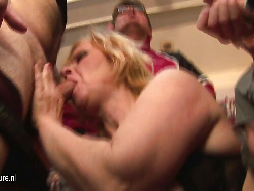 Caliente rubia sient ...